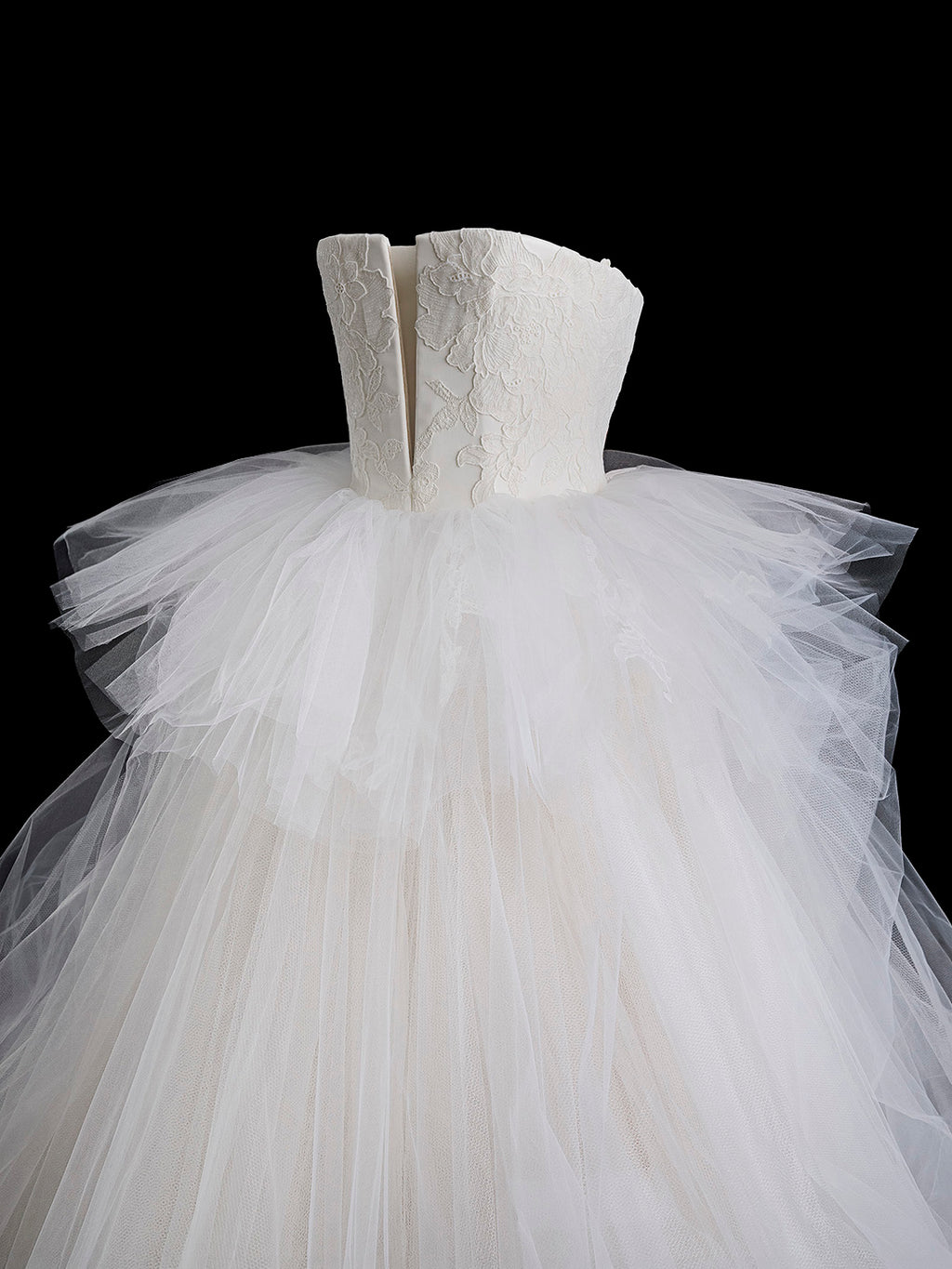 NOEMI LACE BUSTIER WITH ELODIE LACE SKIRT